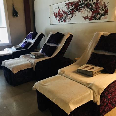 Super clean, extremely friendly, with helpful and knowledgeable staff. . Le foot reflexology spa of providence
